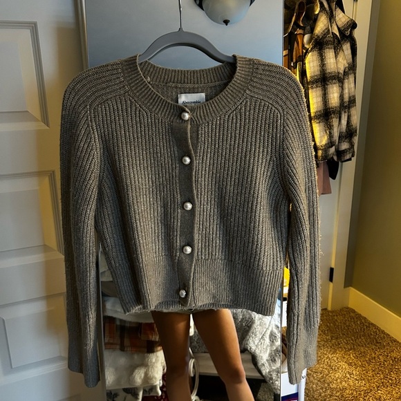 Abercrombie & Fitch pearl button-down cardigan - Picture 5 of 9